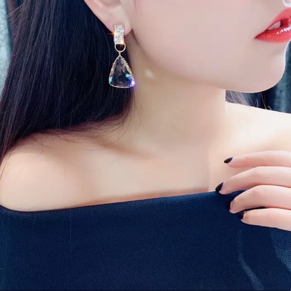 New! Clear Crystal Drop Statement Earrings - Picture 3 of 13